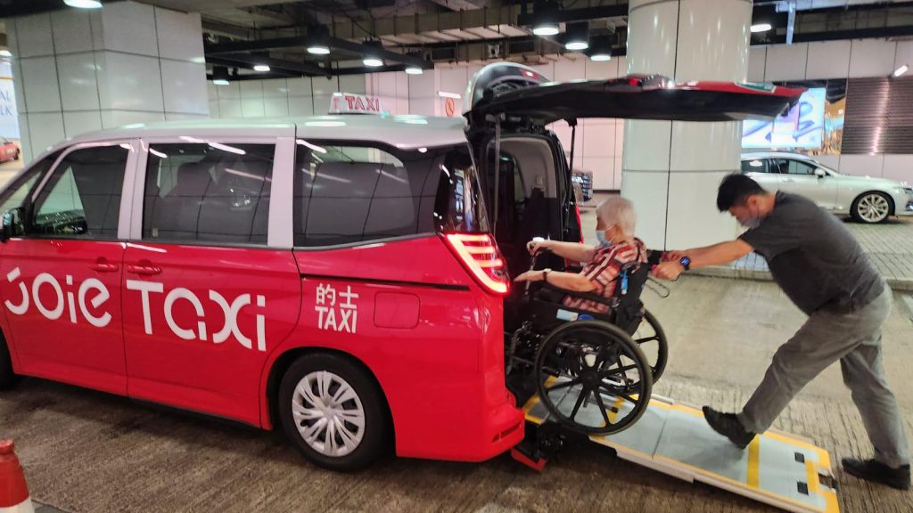 司機在活動中幫助乘客登上鑽的 Driver helping to board a Diamond cab at event
